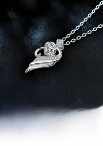 Détail du collier en argent S925 avec pendentif ailes d'ange, cœur et moissanite brillante