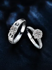Detalle macro de anillos de pareja en plata de ley 925 con moissanita y piedras corte 3EX