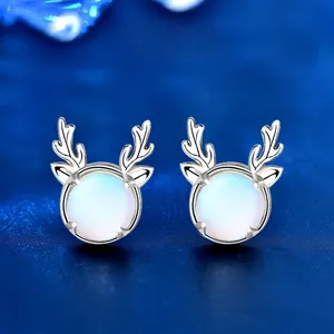 Gros plan sur les boucles d'oreilles renne en argent sterling 925 avec pierre de lune