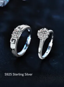 Primer plano de anillos de pareja en plata de ley S925 con moissanita y banda abierta
