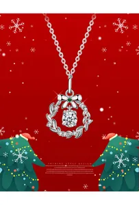 Détail du pendentif couronne de Noël avec nœud et pierre de moissanite scintillante