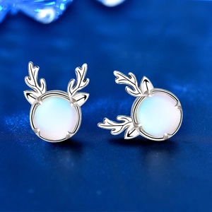 Gros plan de boucles d'oreilles renne en argent 925 avec pierre de lune bleue