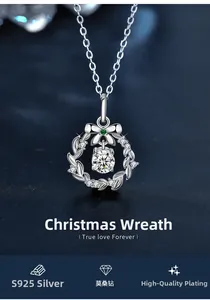 Gros plan détaillé du pendentif couronne de Noël en argent S925 avec moissanite