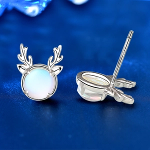 Détail macro de boucles d'oreilles renne en argent S925 avec pierre de lune éclatante