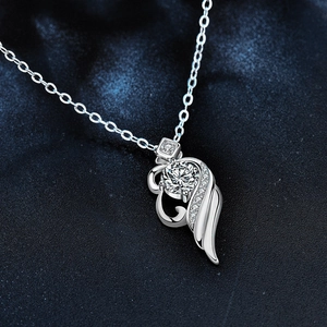 Collier en argent 925 avec pendentif ailes d'ange et moissanite sur fond bleu élégant