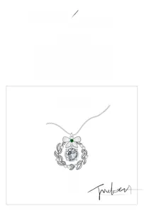 Vue détaillée du collier couronne de Noël en argent 925 avec pierre moissanite de 0,5 ct