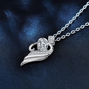 Collier en argent 925 avec pendentif aile d'ange et moissanite sur satin bleu