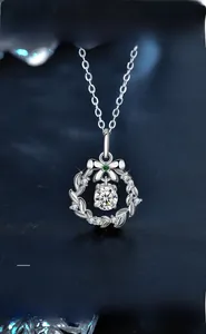 Détail du pendentif couronne en argent sterling 925 avec nœud et pierre moissanite