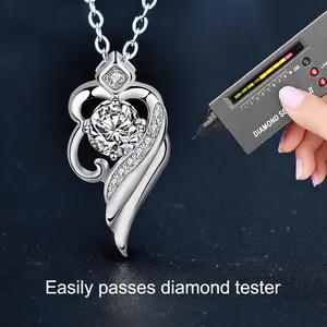 Collier avec pendentif aile d'ange en argent 925 et moissanite ronde scintillante
