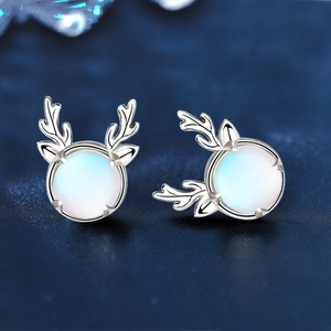 Boucles d'oreilles renne en argent sterling 925 avec pierres de lune sur fond bleu
