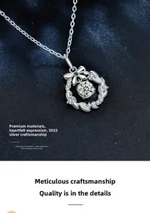 Détail macro du pendentif couronne en argent S925 avec nœud et moissanite étincelante