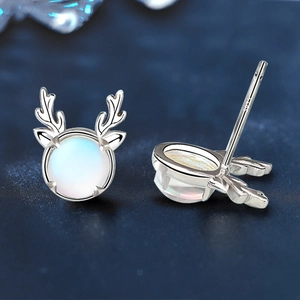 Boucles d'oreilles rennes en argent 925 avec pierre de lune irisée centrale