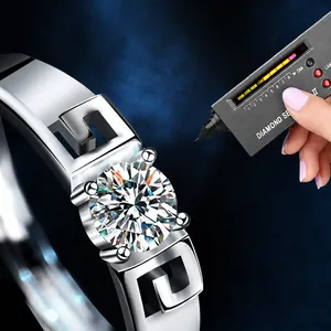 Anillo de plata 925 con moissanita, patrón Greca clásico y engaste de cuatro garras