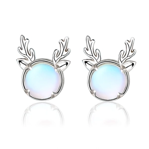 Boucles d'oreilles renne en argent 925 avec pierre de lune sur fond blanc épuré