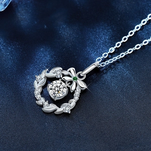 Pendentif couronne en argent 925 avec moissanite scintillante et détail de nœud vert