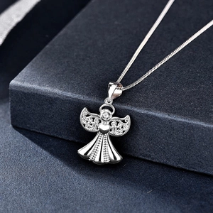 Squisita collana con ali d'angelo in argento sterling S925 con cuore in zirconi lucenti