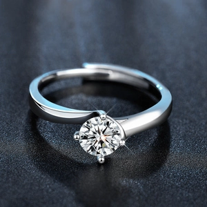 Ring aus 925er Sterlingsilber mit gedrehtem Band und einem 1 Karat Moissanit Stein