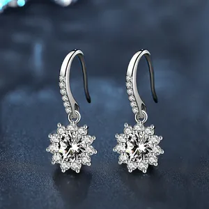Detailansicht der 925er Silber Sonnenblumen-Ohrringe mit glitzerndem Moissanit