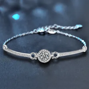 Détail du bracelet en argent 925 avec halo en moissanite et chaîne réglable pour femmes élégantes