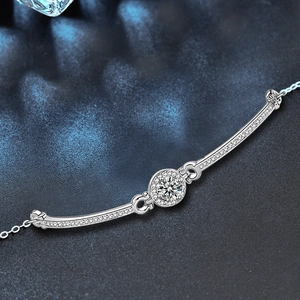 Vue macro détaillée du bracelet en argent 925 avec moissanite, sertissage halo et zircons