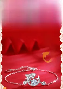 Vue macro du bracelet dauphin en argent 925 avec pavé de pierres et grand moissanite