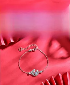 Détail du bracelet carpe koï en argent 925 avec moissanite brillante et chaîne à cœur