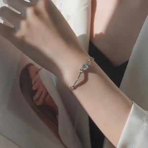 Bracelet en argent 925 avec moissanite, design halo rond minimaliste porté au poignet