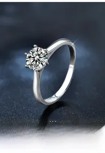 Vue macro d'une bague en argent 925 avec moissanite et monture à six griffes