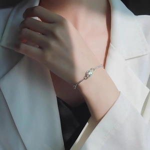 Bracelet en argent 925 avec une moissanite ronde étincelante pour femme élégante