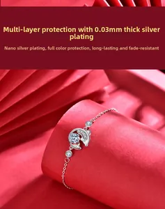 Vue détaillée du bracelet dauphin koi en argent avec zircon et placage nano-argent