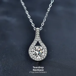 Vue macro du pendentif goutte en argent 925 avec moissanite et diamants micro-pavés