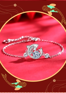 Détail macro du bracelet koi en argent 925 avec pendentif dauphin et diamant étincelant