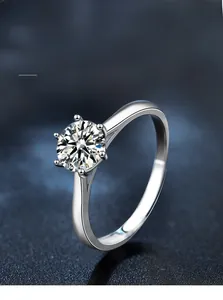 Détail d'une bague en argent 925 avec un moissanite de coupe ronde et serti à 6 griffes