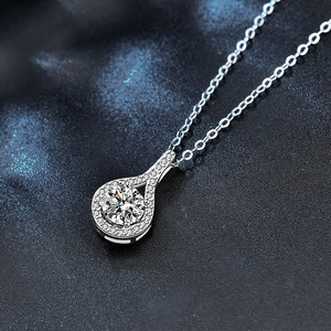 Vue macro du collier goutte d'argent avec moissanite étincelante de 2 carats au centre
