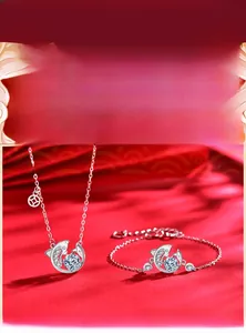 Gros plan sur l'ensemble collier et bracelet carpe koï en argent 925 avec moissanite