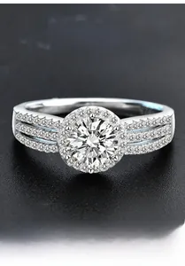 Détail d'une bague en argent 925 avec moissanite ronde de 1 carat et serti de diamants