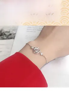 Vue détaillée du bracelet carpe koï en argent 925 avec pierre de moissanite brillante