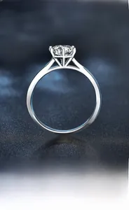 Détail d'une monture 6 griffes en argent 925 avec moissanite ronde de taille brillant