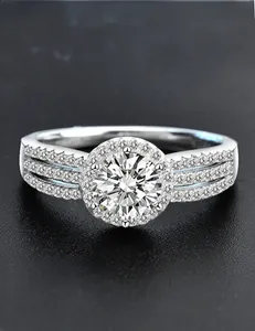 Détail macro d'une bague en argent avec moissanite 1 carat et entourage halo 3EX