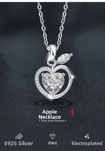 Détail du pendentif pomme en argent S925 avec une pierre de moissanite en forme de cœur