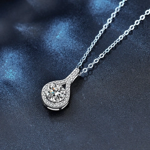 Collier en argent 925 avec pendentif en forme de poire et halo de moissanite