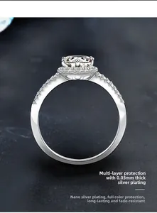 Détail d'une bague solitaire coussin avec placage argent multicouche et pavage de diamants