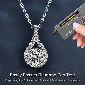 Collier moissanite en argent 925 forme goutte présenté avec un testeur d'authenticité