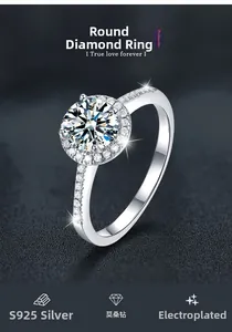Détail d'une bague en argent S925 avec moissanite ronde en halo et anneau serti pavé