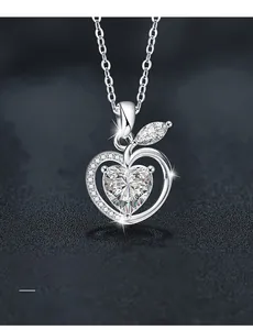 Macro d'un pendentif pomme en argent S925 avec moissanite cœur et coupe 3EX précise