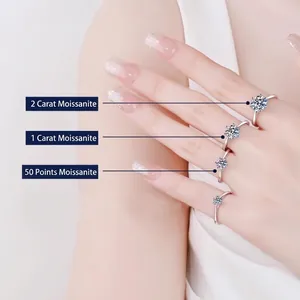 Bagues classiques en argent 925 avec moissanite de 2ct, 1ct et 0,5ct portées sur la main