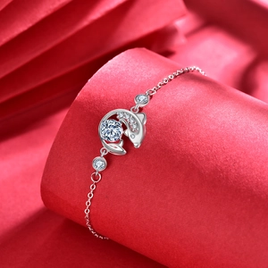 Bracelet dauphin en argent 925 avec moissanite sur présentoir en velours rouge