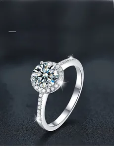 Vue détaillée de bague de fiançailles en moissanite taille 3EX avec 58 facettes et halo