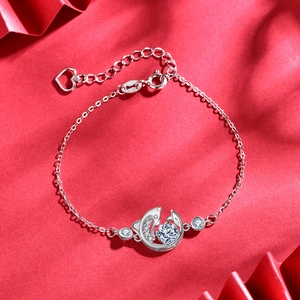 Bracelet dauphin en argent sterling 925 avec une pierre de zircon sur fond rouge