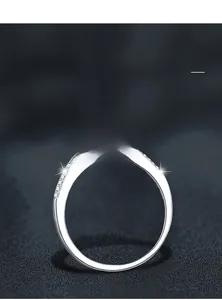 Vue macro de la bague en moissanite montrant le cœur découpé et le placage en argent